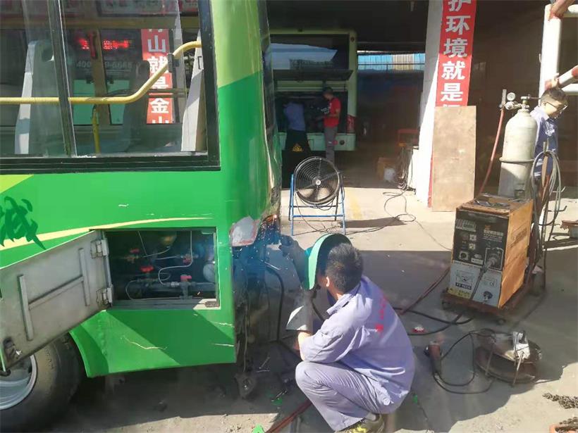 鈑金工，修復(fù)車(chē)身.jpg